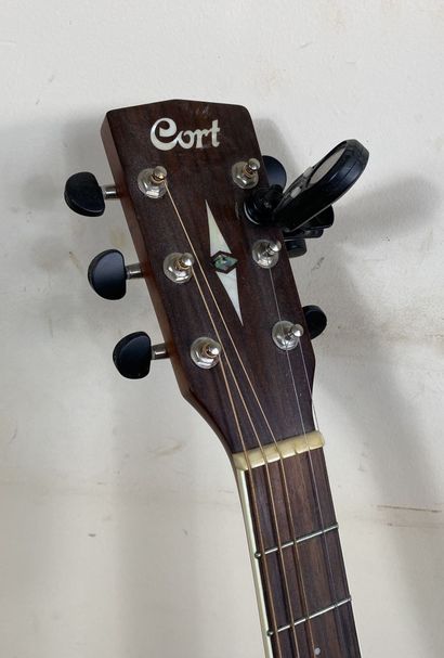 null Guitare sèche de la marque « Cort », modèle Earth 100 NS. N° de série : 120603945....