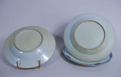 null CHINE (Compagnie des Indes) :

Lot en porcelaine comprenant un plat rectangulaire...