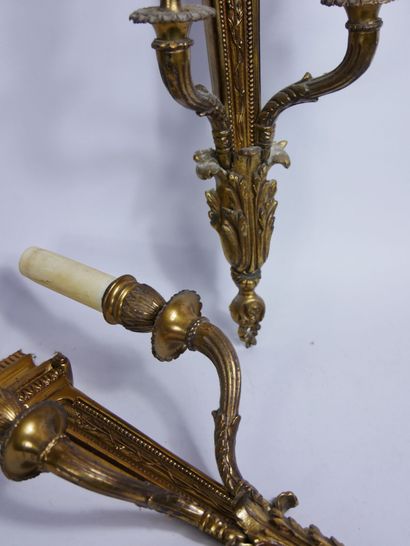 null Paire d'appliques à deux bras de lumière en laiton verni.

Style Louis XVI,...