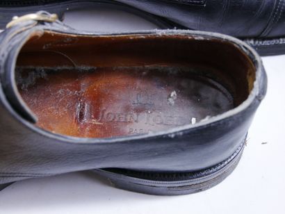 null JOHN LOBB modèle William

Paire de chaussures en cuir noir à boucles. Taille...