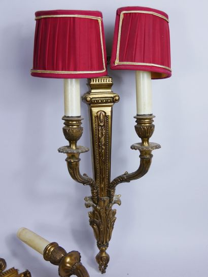 null Paire d'appliques à deux bras de lumière en laiton verni.

Style Louis XVI,...