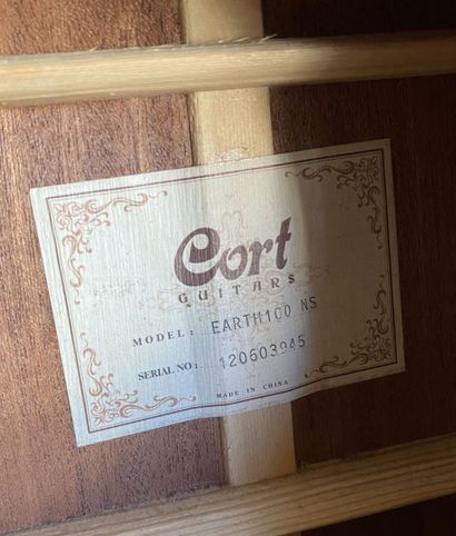 null Guitare sèche de la marque « Cort », modèle Earth 100 NS. N° de série : 120603945....