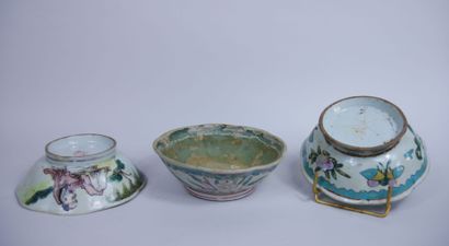 null CHINE : 

Lot de trois coupes festonnées en porcelaine à décor polychrome.

(Fêlures).



On...