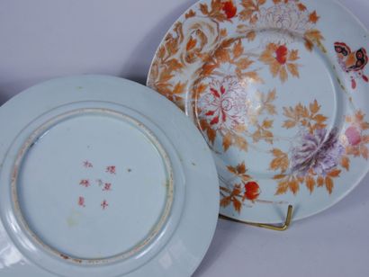 null CHINE

Deux assiettes en porcelaine à décor de pivoines et papillons émaillé...