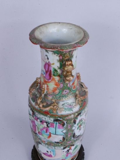 null CHINE :

Un vase balustre en porcelaine à décor de scènes de palais et mandarins....