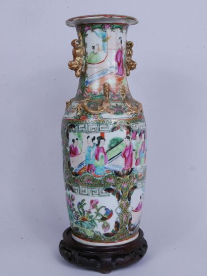 null CHINE :

Un vase balustre en porcelaine à décor de scènes de palais et mandarins....