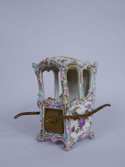 null Chaise à porteur miniature en porcelaine à décor polychrome et or de jetées...