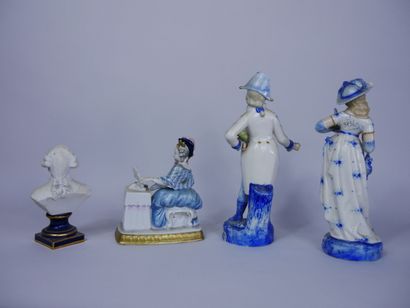 null Ensemble de trois statuettes en porcelaine à décor en camaïeu bleu représentant...