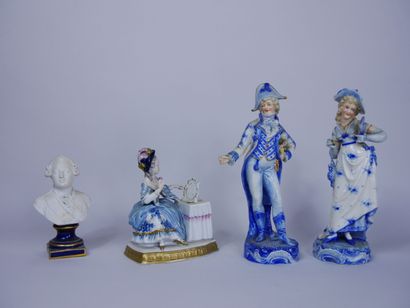 null Ensemble de trois statuettes en porcelaine à décor en camaïeu bleu représentant...