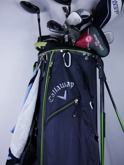 null Sac de golf de marque CALLAWAY comprenant 18 clubs, dont un en bois, de divers...