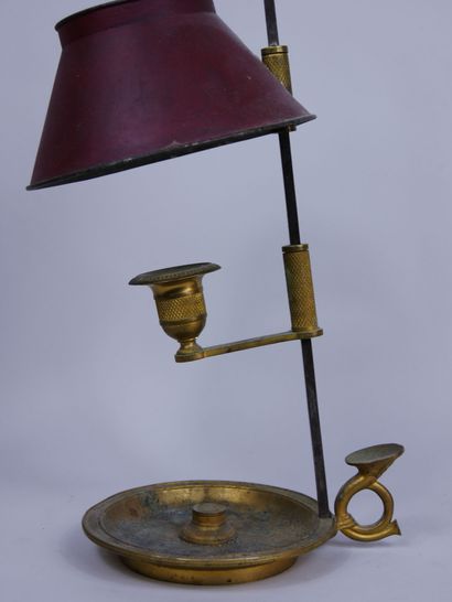 null Lampe bouillotte en bronze doré à décor guilloché, réglage à crémaillère.

Époque...