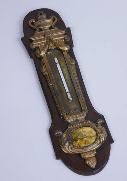 null Thermomètre d'applique en régule doré.

Style Louis XVI, après 1900.

(Usures).

H...