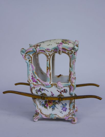 null Chaise à porteur miniature en porcelaine à décor polychrome et or de jetées...