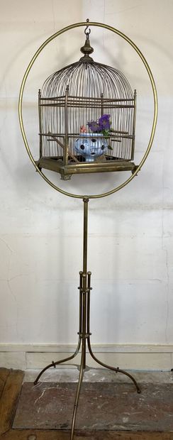 null Cage à oiseaux et son support en laiton et tôle, reposant sur un piétement tripode.

Circa...