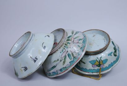 null CHINE : 

Lot de trois coupes festonnées en porcelaine à décor polychrome.

(Fêlures).



On...