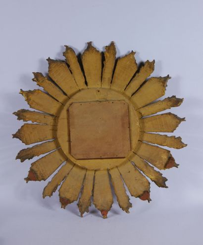 null Miroir soleil en bois sculpté et doré.

Époque XXe siècle.

(Restaurations).

Diamètre...