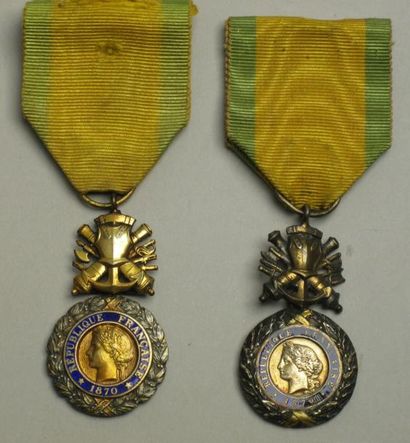 France 2 Médailles Militaires, IIIè République, un par Barre. Argent, trophées dont...