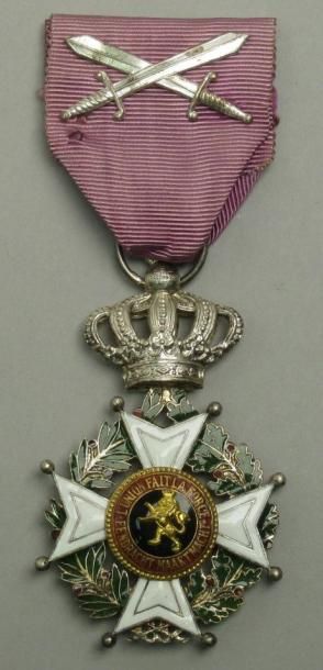 Belgique Ordre de Léopold. Croix de Chevalier. Argent, émail, ruban avec deux glaives....