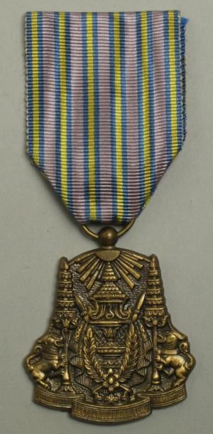 Cambodge Ordre royal de la Couronne. Insigne de bronze. Bronze, ruban. TB