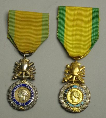 France Médaille Militaire, IIIè République. Argent, émail, ruban. B (éclats à l'émail)...