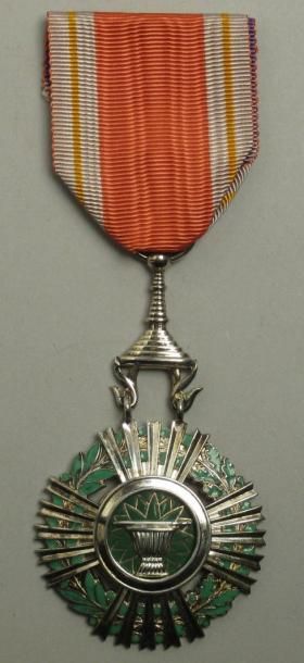 Cambodge Ordre royal du Sahametrei. Insigne de Chevalier. Argent, émail, ruban.