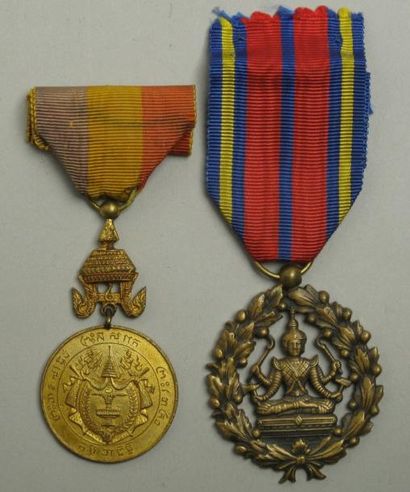 Cambodge Médaille du règne de Sisowath 1er. Insigne de 1ère classe. Vermeil, ruban....