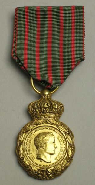 France Médaille de Sainte-Hélène. Bronze doré, ruban. TB