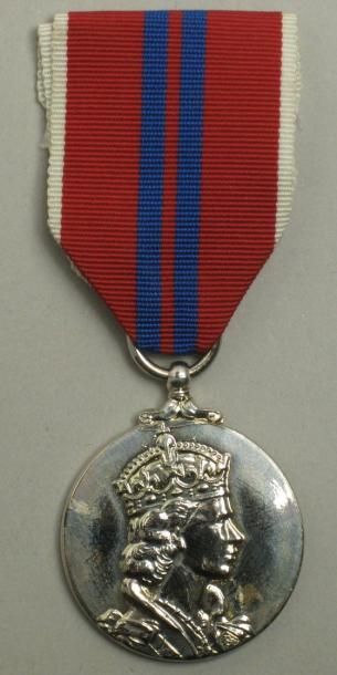 Grande-Bretagne Médaille commémorative du couronnement d' Elisabeth II. Métal argenté,...