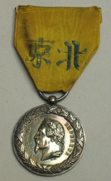 France Médaille de l'expédition de Chine 1860, par EF. Argent, ruban brodé. B (petits...