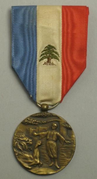 Liban Ordre du Mérite, légende bilingue. Bronze, ruban brodé. TB
