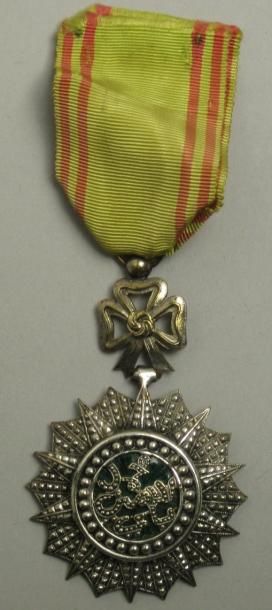 Tunisie Ordre du Nicham Iftikar, signature approximative. Étoile de Chevalier. Argent,...