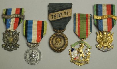 France Lot de 5 médailles de la guerre de 1870-1871. 2 Oublier jamais avec agrafe...
