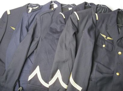 Lot d'uniformes de l'Armée de l'Air: Manteau...