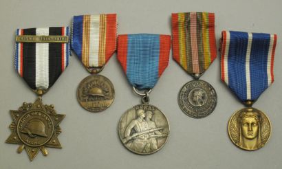 France Lot de 5 médailles de la guerre 1914-1918. Union nationale des combattants,...
