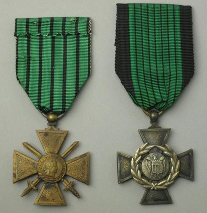 France Croix de guerre 1939-1940 dite de Vichy, fabrication artisanale. Bronze, ruban...