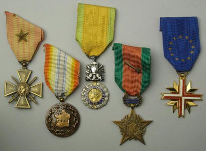 France Lot: médaille militaire, croix de guerre 1939 avec étoile, à ses libérateurs,...