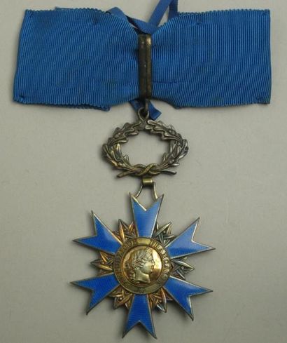 France Ordre national du Mérite. Étoile de Commandeur. Vermeil, émail, cravate. ...