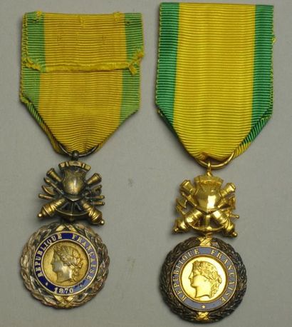 France Médaille Militaire, IIIè République. Argent, trophée biface à la cuirasse,...