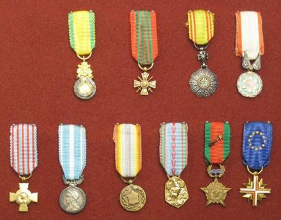 France Lot de décorations miniatures: Médaille militaire, croix de guerre, croix...