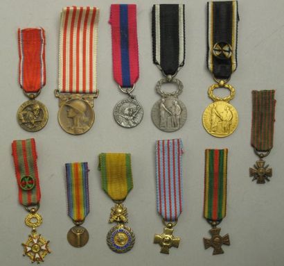 France Lot de décorations miniatures: Médaille militaire, du travail et de la prévoyance...