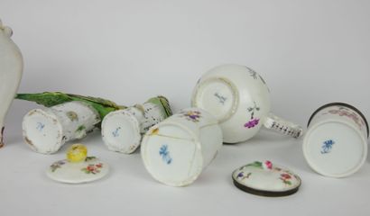 null 
Lot of old ceramics including : 




Two cream pots with painted decoration...