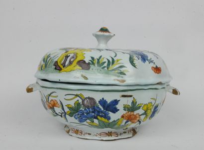 null 
ROUEN




Covered earthenware tureen with carnations and pomegranate decoration....