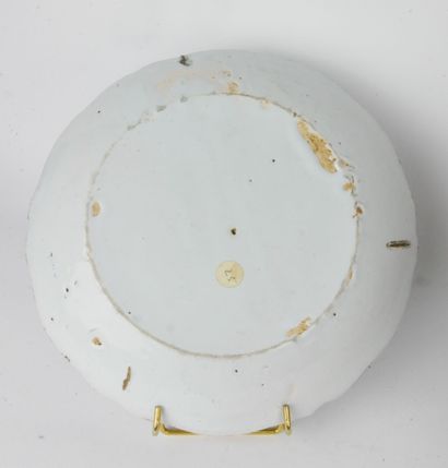 null 
Lot of earthenware including : 




A round plate decorated with a flowery...