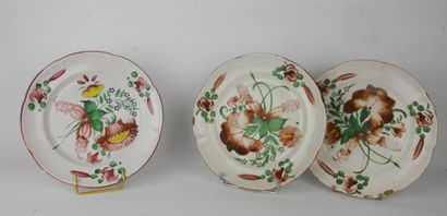 null 
FAIENCE OF THE EAST




Set of 3 earthenware plates with scalloped edges decorated...