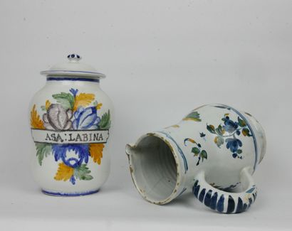 null 
Lot of earthenware including : 




A covered pharmacy pot decorated with flowers...