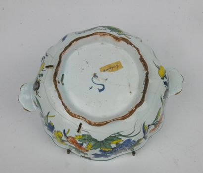 null 
ROUEN




Covered earthenware tureen with carnations and pomegranate decoration....