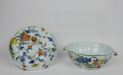 null 
ROUEN




Covered earthenware tureen with carnations and pomegranate decoration....