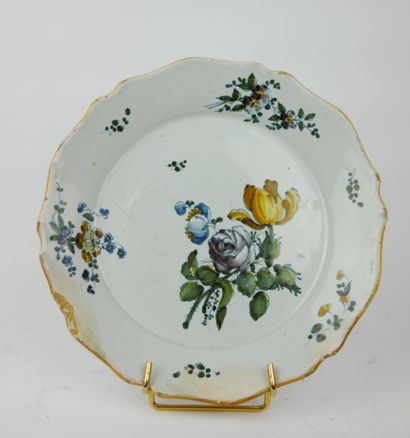 null 
MARSEILLE ? 




Round earthenware plate with polychrome decoration of roses....