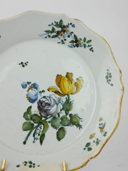 null 
MARSEILLE ? 




Round earthenware plate with polychrome decoration of roses....