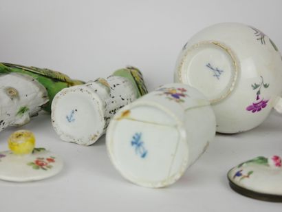 null 
Lot of old ceramics including : 




Two cream pots with painted decoration...